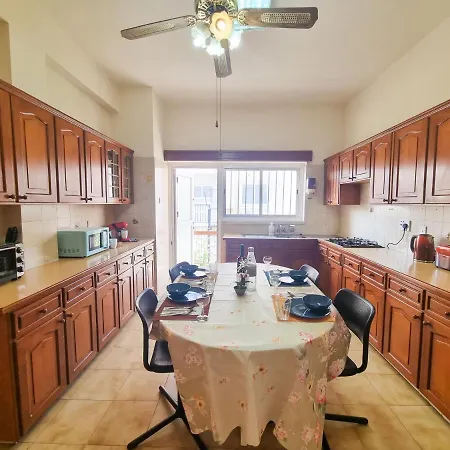 Luxury - Smart Tv With Netflix لارنكا